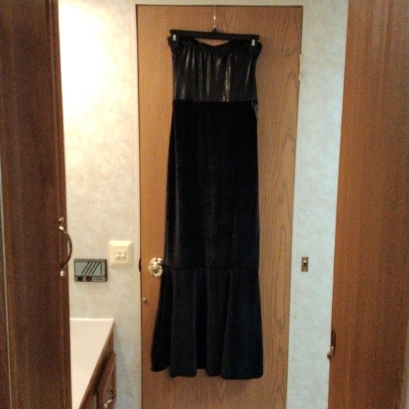 Dress - Picture 3 of 3